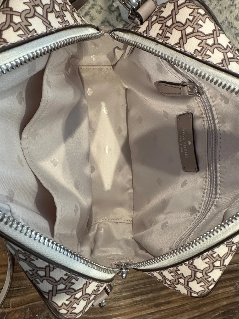 Kate Spade- Spade Link Camera bag. NWOT. Pristine condition.